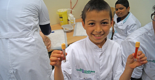 Children attending the health curriculum at the Amsterdam IMC WeekendSchool